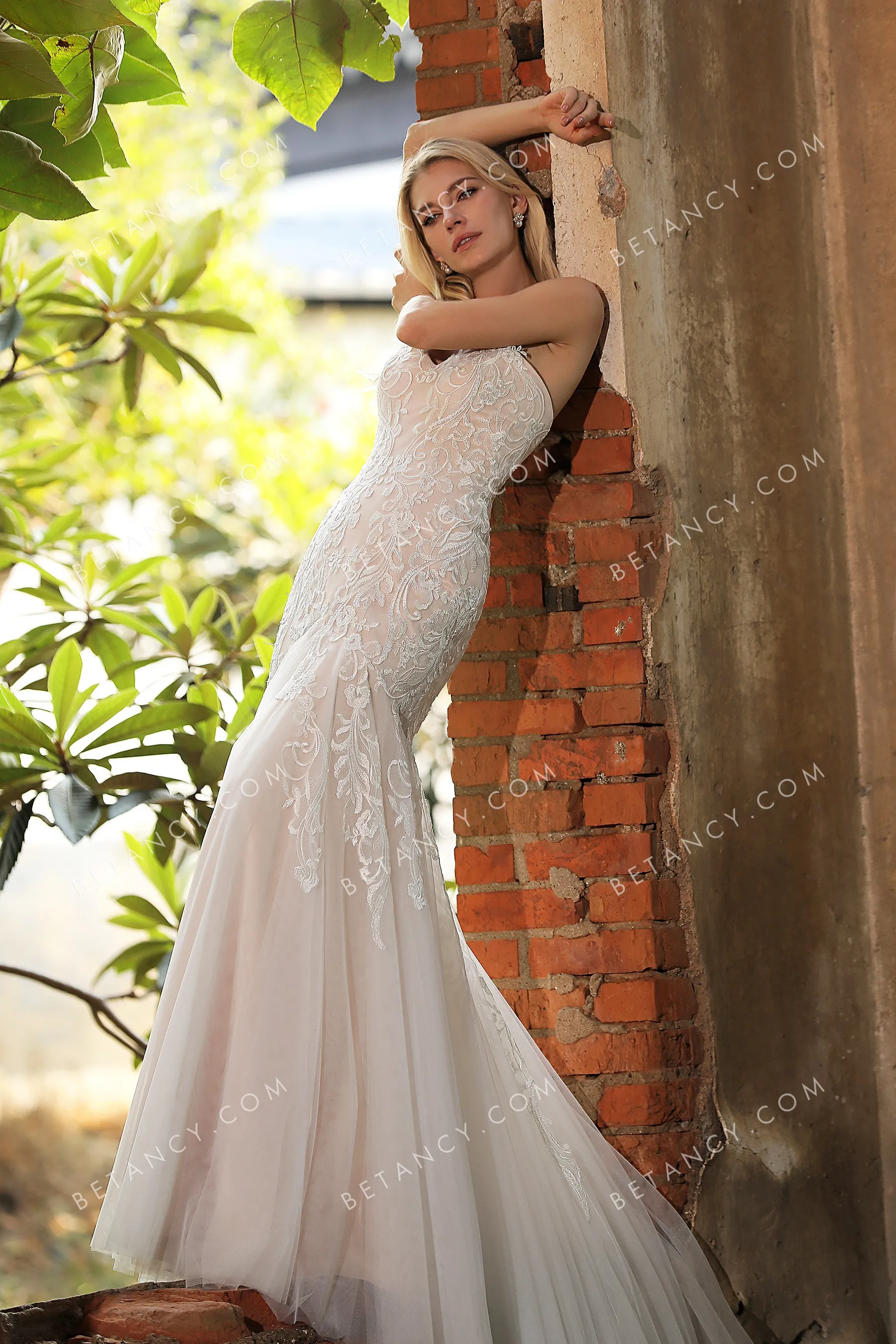 beautiful vine pattern lace appliqued wedding dress